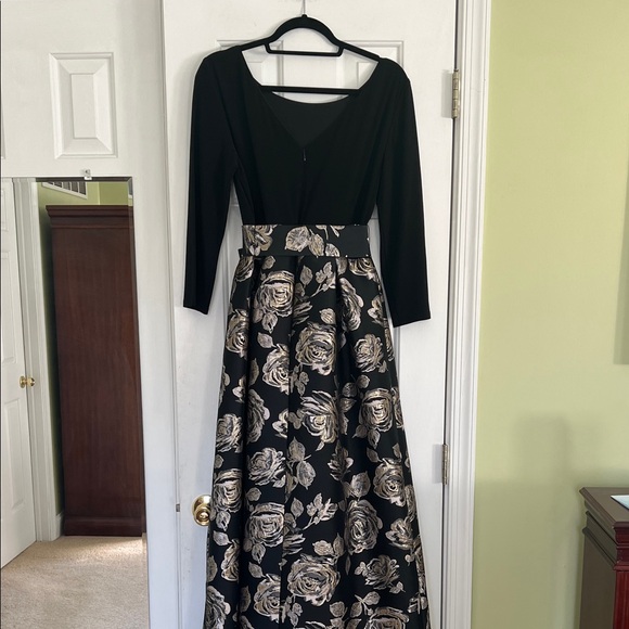 Elegant Black and Gold Floral Dress by Jessica Howard.Sz-12. - Picture 6 of 8